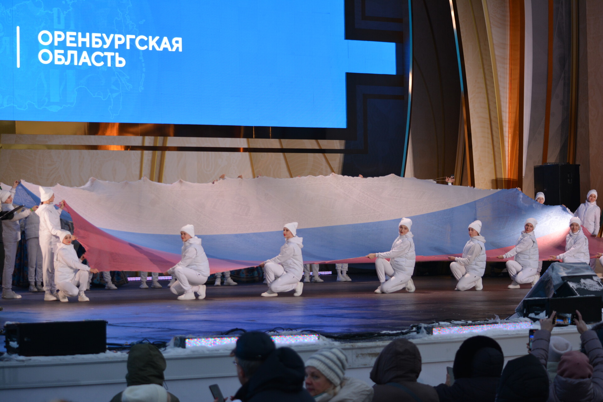 На выставке "Россия" представили самый большой оренбургский платок-триколор